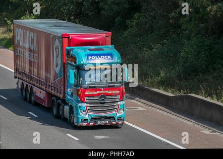 Pollock (Scotrans) Mercedes Benz schwerer Güter-LKW, Spedition, Lkw, Transport, Lastwagen, Cargo, Fahrzeug, Lieferung, Transport, Industrie, Fracht auf der M6 an der Lancaster, Großbritannien Stockfoto