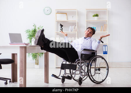 Arzt ruht auf Rollstuhl im Krankenhaus nach der Nachtschicht. Stockfoto