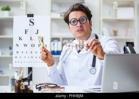 Lustige Augenarzt In Humorvolle Medizinisches Konzept Stockfotografie Alamy