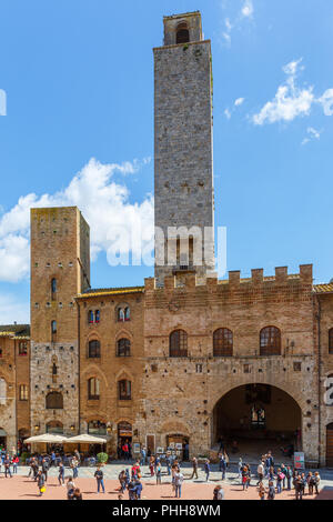 Touristen an der Piazza Duomo in San Gimignano, Italien Stockfoto