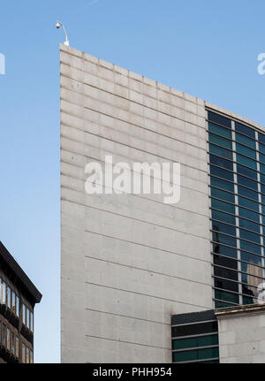 Teil der modernen Flügel des Kongresses der Abgeordneten über die Calle de Cedaceros in Madrid, Spanien. Stockfoto