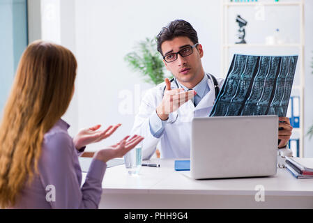 Arzt Prüfung x-ray Bilder von Patienten Stockfoto
