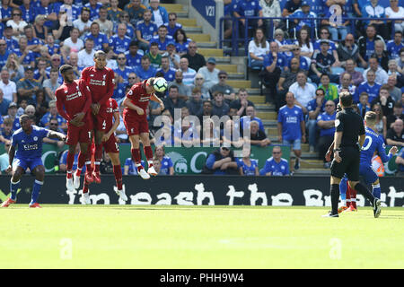 Leicester, Großbritannien. 1. September 2018. James Milner von Liverpool blockiert einen Freistoß von James Maddison von Leicester City genommen. Premier League match, Leicester City gegen Liverpool für die King Power Stadion in Leicester am Samstag, den 1. September 2018. Dieses Bild dürfen nur für redaktionelle Zwecke verwendet werden. Nur die redaktionelle Nutzung, eine Lizenz für die gewerbliche Nutzung erforderlich. Keine Verwendung in Wetten, Spiele oder einer einzelnen Verein/Liga/player Publikationen. pic von Chris Stading/Andrew Orchard sport Fotografie/Alamy leben Nachrichten Stockfoto