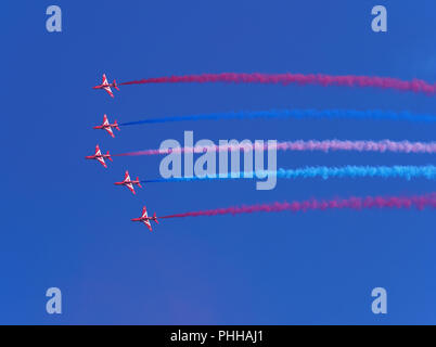 Bournemouth, UK. 31 Aug, 2018. RAF Red Arrows display Team zieren den Himmel in Bournemouth Air Festival. Credit: Stamm/Alamy leben Nachrichten Stockfoto