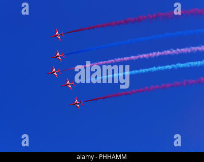 Bournemouth, UK. 31 Aug, 2018. RAF Red Arrows display Team zieren den Himmel in Bournemouth Air Festival. Credit: Stamm/Alamy leben Nachrichten Stockfoto