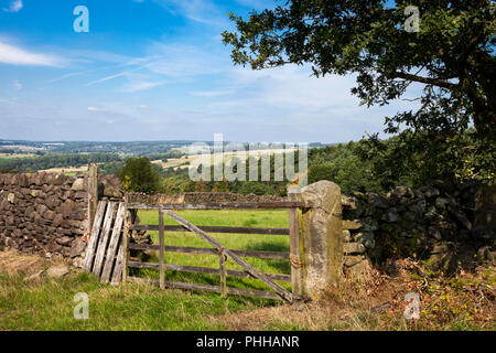 Lea, Derbyshire, Großbritannien 1. September 2018. Grüne Felder, Trockenmauern und alten Bauernhof Tore erstellen Sie eine malerische Landschaft an einem warmen sonnigen Tag im Derbyshire Dales. Credit: Mark Richardson/Alamy leben Nachrichten Stockfoto