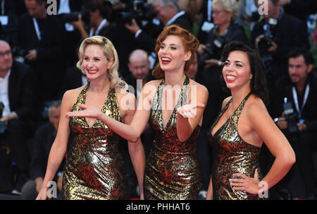 31.08.2018, Italien, Venedig: Zucker (Teresa Federico), Pfeffer (Valentina Ruggeri) und Honig (Francesca Nerozzi) Der band Ladyvette kann bei der Weltpremiere des Films Musical 'ein Stern ist geboren" bei den Filmfestspielen in Venedig gesehen auf dem roten Teppich. Der Film Festival findet vom 29. August bis 8. September und wird für die 75. Mal findet in diesem Jahr. Foto: Felix Hörhager/dpa Stockfoto