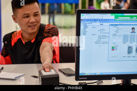 Shenzhen, Guangdong Provinz Chinas. 1. Sep 2018. Ein Bewerber aus Hong Kong bietet Fingerabdruck Daten während der Beantragung einer Aufenthaltserlaubnis in Shenzhen Bay Service Center der Nanshan Zweig von Shenzhen Municipal Public Security Bureau in Shenzhen im Süden Chinas Provinz Guangdong, Sept. 1, 2018. Bewohner von Hongkong, Macao und Taiwan gelten für Aufenthaltstitel, die auf dem chinesischen Festland ab Sept. 1. Credit: Mao Siqian/Xinhua/Alamy leben Nachrichten Stockfoto