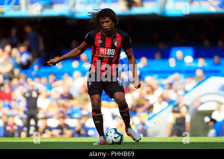 London, Großbritannien. 1. September 2018. Nathan Ake der AFC Bournemouth in Aktion. Premier League match, Chelsea v AFC Bournemouth an der Stamford Bridge in London am Samstag, den 1. September 2018. Dieses Bild dürfen nur für redaktionelle Zwecke verwendet werden. Nur die redaktionelle Nutzung, eine Lizenz für die gewerbliche Nutzung erforderlich. Keine Verwendung in Wetten, Spiele oder einer einzelnen Verein/Liga/player Publikationen. pic von Steffan Bowen/Andrew Orchard sport Fotografie/Alamy leben Nachrichten Stockfoto