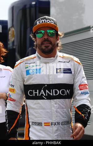 Monza, Italien. Am 1. September 2018. Der Spanier Fernando Alonso und McLaren F1 Team im Fahrerlager während der Formel Eins Grand Prix von Italien: Marco Canoniero/Alamy leben Nachrichten Stockfoto