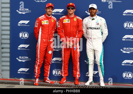 Monza, Italien. Am 1. September 2018. Ferrari des Finnen Kimi Räikkönen (C) feiert gewann der Pole Position, neben dem zweitplatzierten Ferrari's Deutsche Fahrer Sebastian Vettel (L) und Dritten platzierte Mercedes' Brite Lewis Hamilton (R) nach dem Qualifying der Formel 1 Grand Prix von Italien: Marco Canoniero/Alamy leben Nachrichten Stockfoto