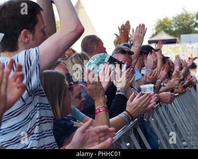 Knebworth Park, Hertfordshire, Großbritannien. 1. September 2018. Menschenmassen genießen Sie Britpop Klassische bei Cool Britannia Festival. Credit: amylaura/Alamy leben Nachrichten Stockfoto