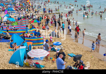 Bournemouth, Dorset, Großbritannien. 1. Sep 2018. UK Wetter: heißen, sonnigen Tag in Bournemouth Strände als Tausende Besucher Kopf zum Meer für die Sonne und Bournemouth Air Festival - kaum ein leeres Stück Strand! Credit: Carolyn Jenkins/Alamy leben Nachrichten Stockfoto