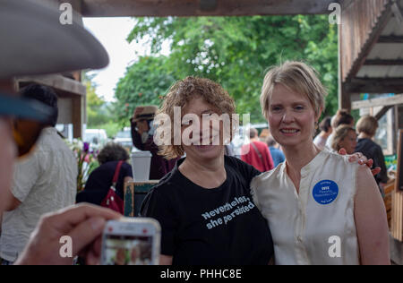 Ithaca, NY, USA. 1. September 2018. Cynthia Nixon (rechts), ein demokratischer Anwärter für Gouverneur von New York, stellt mit einem Anhänger auf dem Ithaca Landwirt. Credit: Geoffrey Giller/Alamy leben Nachrichten Stockfoto