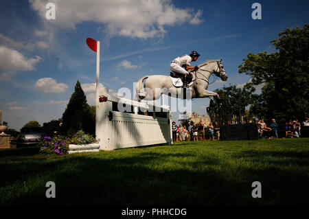 Stamford, Lincs, UK. 1. September 2018. Harry Meade (GB) Reitschule entfernt Kreuzfahrt während der Phase der Land Rover Burghley Horse Trials 2018 in Stamford, Lincolnshire, Großbritannien. Jonathan Clarke/Alamy leben Nachrichten Stockfoto