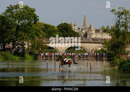 Stamford, Lincs, UK. 1. September 2018. Matthäus Heide (GB), der Löwe im Cross Country Phase des Land Rover Burghley Horse Trials 2018 in Stamford, Lincolnshire, Großbritannien. Jonathan Clarke/Alamy leben Nachrichten Stockfoto