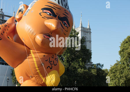 London, Großbritannien. September 2018. Detail des Sadiq Khan Bikini-Blimps, nachdem er auf dem Parliament Square gestartet wurde, der die Politik des Londoner Bürgermeisters „Ban the Bikini“ verspottete und die hohe Kriminalitätsrate in der Hauptstadt hervorhob. Quelle: joe Kuis/Alamy Live News Stockfoto