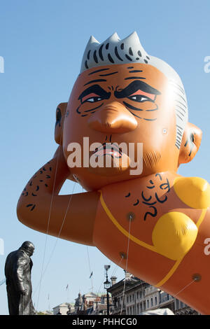 London, Großbritannien. September 2018. Detail des Sadiq Khan Bikini-Blimps, nachdem er auf dem Parliament Square gestartet wurde, der die Politik des Londoner Bürgermeisters „Ban the Bikini“ verspottete und die hohe Kriminalitätsrate in der Hauptstadt hervorhob. Quelle: joe Kuis/Alamy Live News Stockfoto