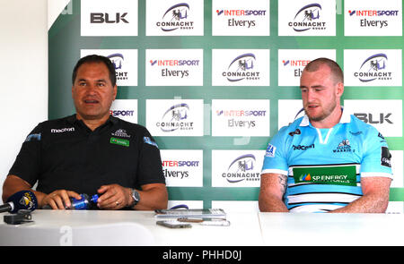 Sportplatz Galway, Galway, Irland. 1. Sep 2018. Guinness Pro 14 Rugby, Connacht gegen Glasgow Glasgow Warriors Trainer Dave Rennie und Mann des Spiels Stuart Hogg während des post-match Pressekonferenz Quelle: Aktion plus Sport/Alamy leben Nachrichten Stockfoto