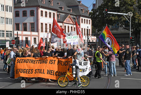 Mainz, Deutschland. 01 Sep, 2018. 01.09.2018, Rheinland-Pfalz, Mainz: Über 1500 Menschen demonstrieren gegen eine Veranstaltung mit der AfD-Vorsitzende Alexander Gauland. Der Protestmarsch über eine Strecke von drei Kilometern war auch die bundesweite Seebrücke Kampagne für die Rettung der Flüchtlinge im Mittelmeer zu unterstützen. Credit: Peter Zschunke/dpa/Alamy leben Nachrichten Stockfoto