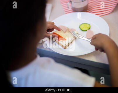 Pirna, Deutschland. 31 Aug, 2018. 31.08.2018, Sachsen, Pirna: Eine primäre Schülerin erhält ein kostenloses Frühstück vom Verein brotZeit e.V., bevor der Unterricht beginnt. Die Schule im Stadtteil Sonnenstein Pirna ist einer der Ersten in der geförderten Region Dresden in Zusammenarbeit mit dem Verband zu geben. Credit: Monika Skolimowska/dpa-Zentralbild/dpa/Alamy leben Nachrichten Stockfoto