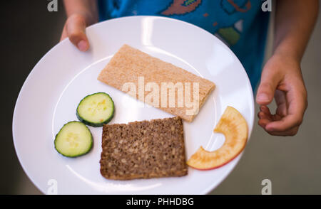 Pirna, Deutschland. 31 Aug, 2018. 31.08.2018, Sachsen, Pirna: ein Grundschüler erhält ein kostenloses Frühstück aus dem Verein brotZeit e.V. vor dem Unterricht beginnen. Die Schule im Stadtteil Sonnenstein Pirna ist einer der Ersten in der geförderten Region Dresden in Zusammenarbeit mit dem Verband zu geben. Credit: Monika Skolimowska/dpa-Zentralbild/dpa/Alamy leben Nachrichten Stockfoto