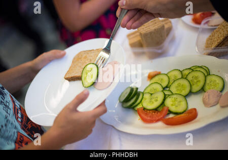 Pirna, Deutschland. 31 Aug, 2018. 31.08.2018, Sachsen, Pirna: ein Grundschüler erhält ein kostenloses Frühstück vom Verein brotZeit e.V. vor dem Beginn des Unterrichts. Die Schule im Stadtteil Sonnenstein Pirna ist einer der Ersten in der geförderten Region Dresden in Zusammenarbeit mit dem Verband zu geben. Credit: Monika Skolimowska/dpa-Zentralbild/dpa/Alamy leben Nachrichten Stockfoto