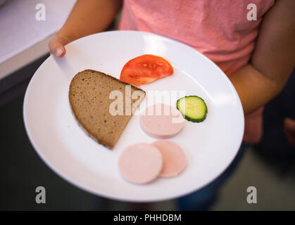 Pirna, Deutschland. 31 Aug, 2018. 31.08.2018, Sachsen, Pirna: Eine primäre Schülerin erhält ein kostenloses Frühstück vom Verein brotZeit e.V., bevor der Unterricht beginnt. Die Schule im Stadtteil Sonnenstein Pirna ist einer der Ersten in der geförderten Region Dresden in Zusammenarbeit mit dem Verband zu geben. Credit: Monika Skolimowska/dpa-Zentralbild/dpa/Alamy leben Nachrichten Stockfoto
