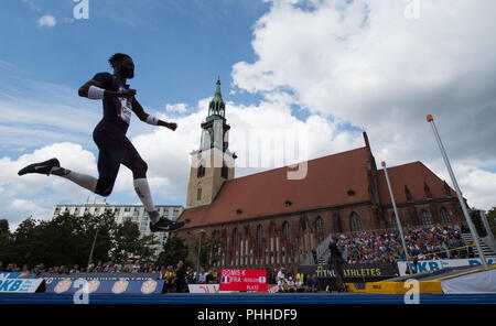 Berlin, Deutschland. 01 Sep, 2018. 01.09.2018, Berlin: Leichtathletik Team Challenge' Berlin fliegt', einen Flug, Springen und Sprint zeigen in der Mitte Berlins zwischen dem Neptunbrunnen und dem Fernsehturm. Kafetien Gomis aus Frankreich springt sein erster Versuch vor der St. Mary's Kirche. Credit: Annegret Hilse/dpa/Alamy leben Nachrichten Stockfoto