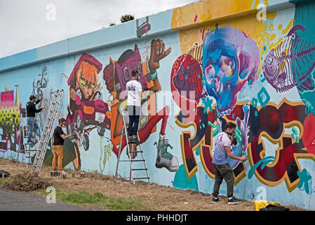 Edinburgh, Schottland, 01. September 2018. Graffiti und Street Künstler bei der Arbeit während der Rock das Dock Graffiti Jam, die längste Rechtliche graffiti Wall in Großbritannien auf 330 Meter (165 Meter auf jeder Seite) an der Marine Parade in der Nähe von Ocean Terminal, Leith, Edinburgh, Schottland, Großbritannien zu erstellen. Stockfoto