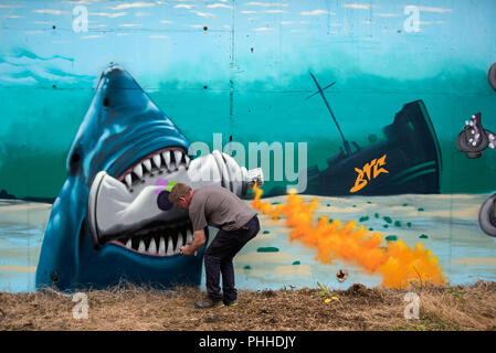 Edinburgh, Schottland, 01. September 2018. Graffiti und Street Künstler bei der Arbeit während der Rock das Dock Graffiti Jam, die längste Rechtliche graffiti Wall in Großbritannien auf 330 Meter (165 Meter auf jeder Seite) an der Marine Parade in der Nähe von Ocean Terminal, Leith, Edinburgh, Schottland, Großbritannien zu erstellen. Stockfoto