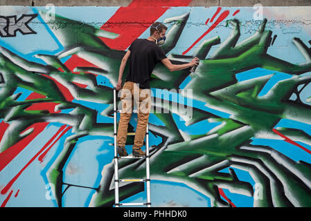 Edinburgh, Schottland, 01. September 2018. Graffiti und Street Künstler bei der Arbeit während der Rock das Dock Graffiti Jam, die längste Rechtliche graffiti Wall in Großbritannien auf 330 Meter (165 Meter auf jeder Seite) an der Marine Parade in der Nähe von Ocean Terminal, Leith, Edinburgh, Schottland, Großbritannien zu erstellen. Stockfoto