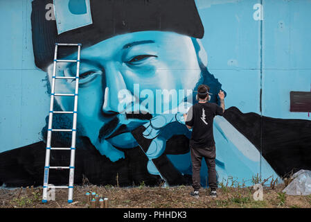 Edinburgh, Schottland, 01. September 2018. Graffiti und Street Künstler bei der Arbeit während der Rock das Dock Graffiti Jam, die längste Rechtliche graffiti Wall in Großbritannien auf 330 Meter (165 Meter auf jeder Seite) an der Marine Parade in der Nähe von Ocean Terminal, Leith, Edinburgh, Schottland, Großbritannien zu erstellen. Stockfoto