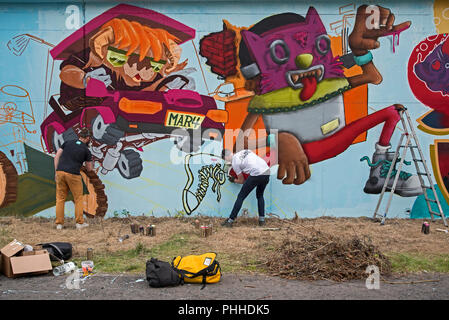 Edinburgh, Schottland, 01. September 2018. Graffiti und Street Künstler bei der Arbeit während der Rock das Dock Graffiti Jam, die längste Rechtliche graffiti Wall in Großbritannien auf 330 Meter (165 Meter auf jeder Seite) an der Marine Parade in der Nähe von Ocean Terminal, Leith, Edinburgh, Schottland, Großbritannien zu erstellen. Stockfoto