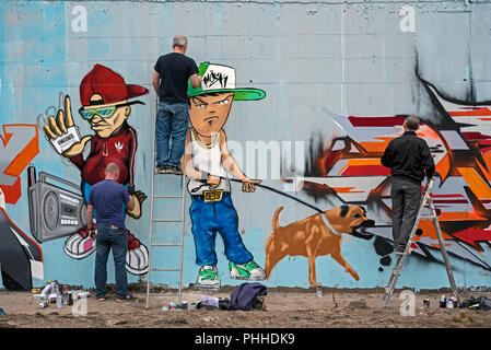 Edinburgh, Schottland, 01. September 2018. Graffiti und Street Künstler bei der Arbeit während der Rock das Dock Graffiti Jam, die längste Rechtliche graffiti Wall in Großbritannien auf 330 Meter (165 Meter auf jeder Seite) an der Marine Parade in der Nähe von Ocean Terminal, Leith, Edinburgh, Schottland, Großbritannien zu erstellen. Stockfoto