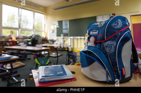 Pirna, Deutschland. 31 Aug, 2018. 31.08.2018, Sachsen, Pirna: eine Tasche und Notebooks liegen auf einem Tisch in einem Klassenzimmer der Grundschule im Stadtteil Sonnenstein Pirna. Credit: Monika Skolimowska/dpa-Zentralbild/dpa/Alamy leben Nachrichten Stockfoto
