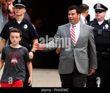 Columbus, Ohio, USA. 1. Sep 2018. Zwischenbericht Ohio Buckeye Haupttrainer Ryan Tag in Ohio Stadium an den NCAA Football Spiel zwischen der Oregon State Beavers & Ohio State Buckeyes am Ohio Stadium in Columbus, Ohio. Brent Clark/Cal Sport Media/Alamy leben Nachrichten Stockfoto