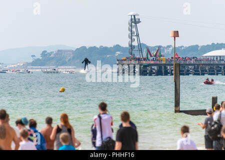 Bournemouth, UK. 1. September 2018. Richard Browning, der Gründer der Schwerkraft Industries, hat eine Fehlfunktion am Bournemouth Air Festival und stürzt ins Meer in seinem Jet. Er ist unverletzt und geht weg mit einem sehr nassen Stück des Satzes. Ein Teil der jährlichen Air Festival in Bournemouth, Dorset. Quelle: Thomas Faull/Alamy leben Nachrichten Stockfoto