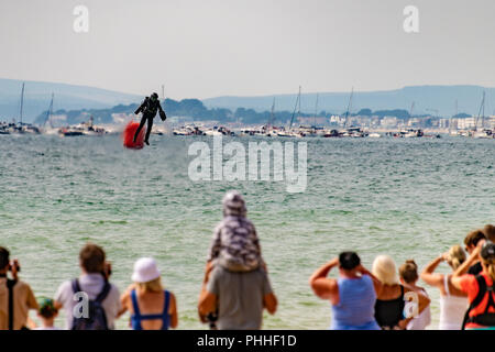 Bournemouth, UK. 1. September 2018. Richard Browning, der Gründer der Schwerkraft Industries, hat eine Fehlfunktion am Bournemouth Air Festival und stürzt ins Meer in seinem Jet. Er ist unverletzt und geht weg mit einem sehr nassen Stück des Satzes. Ein Teil der jährlichen Air Festival in Bournemouth, Dorset. Quelle: Thomas Faull/Alamy leben Nachrichten Stockfoto