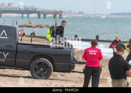 Bournemouth, UK. 1. September 2018. Richard Browning, der Gründer der Schwerkraft Industries, hat eine Fehlfunktion am Bournemouth Air Festival und stürzt ins Meer in seinem Jet. Er ist unverletzt und geht weg mit einem sehr nassen Stück des Satzes. Ein Teil der jährlichen Air Festival in Bournemouth, Dorset. Quelle: Thomas Faull/Alamy leben Nachrichten Stockfoto