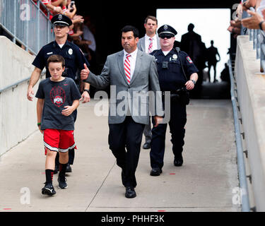 September 1, 2018: Zwischenbericht Ohio Buckeye Haupttrainer Ryan Tag in Ohio Stadium an den NCAA Football Spiel zwischen der Oregon State Beavers & Ohio State Buckeyes am Ohio Stadium in Columbus, Ohio. Brent Clark/Cal Sport Media Stockfoto