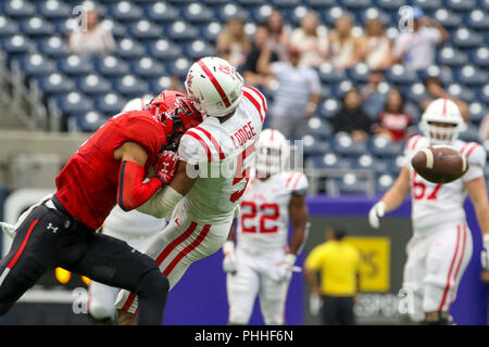 Houston, TX, USA. 1. Sep 2018. Texas Tech-roten Räuber Defensive zurück Desmon Smith (4) ein Helm während des ersten Quartals bis zum Helm Kontakt mit Mississippi Rebellen wide receiver DaMarkus Lodge (5). Smith war nach Review während Advocare Texas Start zwischen den Ole Miss Rebels und die Texas Tech-roten Räuber an NRG Stadion in Houston, TX ausgeworfen. John Glaser/CSM/Alamy leben Nachrichten Stockfoto