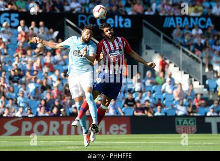 Viigo (Spanien). Spanisch ersten Liga Fußballspiel Celta de Vigo vs Atletico Madrid. Celta von Araujo (l) heds den Ball mit Atletico Madrids Diego Costa während der Celta vs Atletico Fußballspiel am Balaidos Stadion in Vigo, am 1. September 2018. Â© Rodriguez Alen Cordon drücken Sie Stockfoto