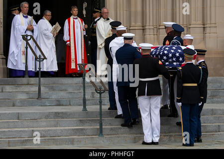 Eine militärische Ehrengarde trägt Sarg des Verstorbenen Senator John McCain, der republikanische von Arizona, vor einer Trauerfeier für den verstorbenen Senator an der National Cathedral in Washington, DC am 1. September 2018. Credit: Alex Edelman/CNP/MediaPunch Stockfoto