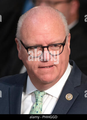 Washington, Vereinigte Staaten von Amerika. 31 Aug, 2018. United States Vertreter Joe Crowley (Demokrat von New York) als er besucht die Lügen in staatliche Zeremonie zu Ehren des verstorbenen US-Senator John McCain (Republikaner aus Arizona) in den USA Rundbau Kapitol in Washington, DC am Freitag, 31. August 2018. Credit: Ron Sachs/CNP (Einschränkung: Keine New York oder New Jersey Zeitungen oder Zeitschriften innerhalb eines 75-Meilen-Radius von New York City) | Verwendung der weltweiten Kredit: dpa/Alamy leben Nachrichten Stockfoto