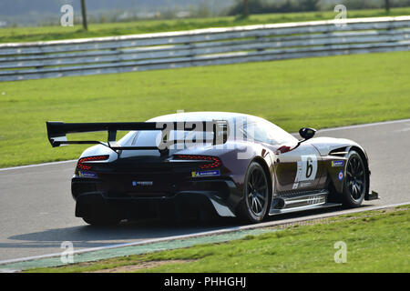 Snetterton Rennstrecke, Snetterton, Norfolk, England, Samstag, den 1. September 2018. Gleb Stepanov und Stephen Tomkins, Aston Martin Vulcan, im Aston Martin Owners Club Race (AMOCR) Aston Martin GT Challenge Event. Die viel Beifall Aston Martin Vulcan, £ 2 M+Track nur Auto, seine BRITISCHEN rennen Debüt an der Aston Martin Owners Club Rennen treffen in Snetterton in Norfolk am Samstag, den 1. September. Eins von nur 27 solcher Fahrzeuge die Zielflagge in den Tagen Aston Martin GT Herausforderung nahm mit Treibern Gleb Stepanov und Stephen Tomkins, stints am Rad. Chris McEvoy/Alamy Li Stockfoto