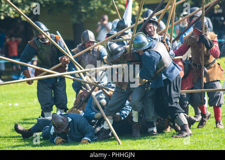 Ein Re-enactment der Englischen Bürgerkrieg fand im oberen Schloss Park auf dem Gelände des Colchester Castle mit scharmützel und leere Munition, Kanonen Stockfoto