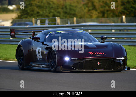 Snetterton Rennstrecke, Snetterton, Norfolk, England, Samstag, den 1. September 2018. Gleb Stepanov und Stephen Tomkins, Aston Martin Vulcan, im Aston Martin Owners Club Race (AMOCR) Aston Martin GT Challenge Event. Die viel Beifall Aston Martin Vulcan, £ 2 M+Track nur Auto, seine BRITISCHEN rennen Debüt an der Aston Martin Owners Club Rennen treffen in Snetterton in Norfolk am Samstag, den 1. September. Eins von nur 27 solcher Fahrzeuge die Zielflagge in den Tagen Aston Martin GT Herausforderung nahm mit Treibern Gleb Stepanov und Stephen Tomkins, stints am Rad. Chris McEvoy/Alamy Li Stockfoto