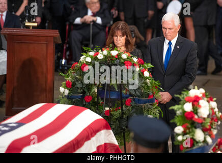 Washington, Vereinigte Staaten von Amerika. 31 Aug, 2018. United States Vice President Mike Pence, rechts, und Karen Pence, Links, legen einen Kranz in der Lügen in staatliche Zeremonie zu Ehren des verstorbenen US-Senator John McCain (Republikaner aus Arizona) in den USA Rundbau Kapitol in Washington, DC am Freitag, 31. August 2018. Credit: Ron Sachs/CNP (Einschränkung: Keine New York oder New Jersey Zeitungen oder Zeitschriften innerhalb eines 75-Meilen-Radius von New York City) | Verwendung der weltweiten Kredit: dpa/Alamy leben Nachrichten Stockfoto