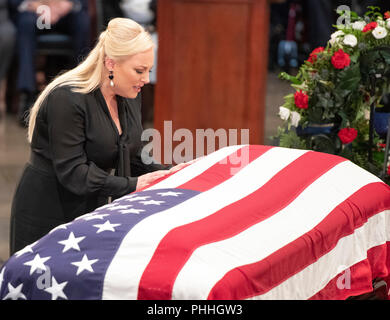Washington, Vereinigte Staaten von Amerika. 31 Aug, 2018. Meghan McCain, Tochter des verstorbenen US-Senator John McCain (Republikaner aus Arizona), zahlt Respekt zu ihrem Vater während der Lügen in staatliche Zeremonie in der US Capitol Rotunde in Washington, DC am Freitag, 31. August 2018 zu Ehren. Credit: Ron Sachs/CNP (Einschränkung: Keine New York oder New Jersey Zeitungen oder Zeitschriften innerhalb eines 75-Meilen-Radius von New York City) | Verwendung der weltweiten Kredit: dpa/Alamy leben Nachrichten Stockfoto